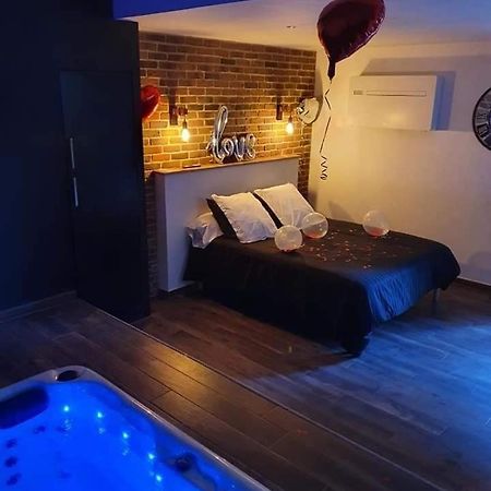 chambre romantique avec spa privatif Ferriere-la-Grande Extérieur photo