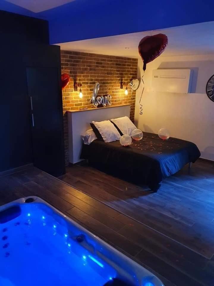 chambre romantique avec spa privatif Ferriere-la-Grande Extérieur photo